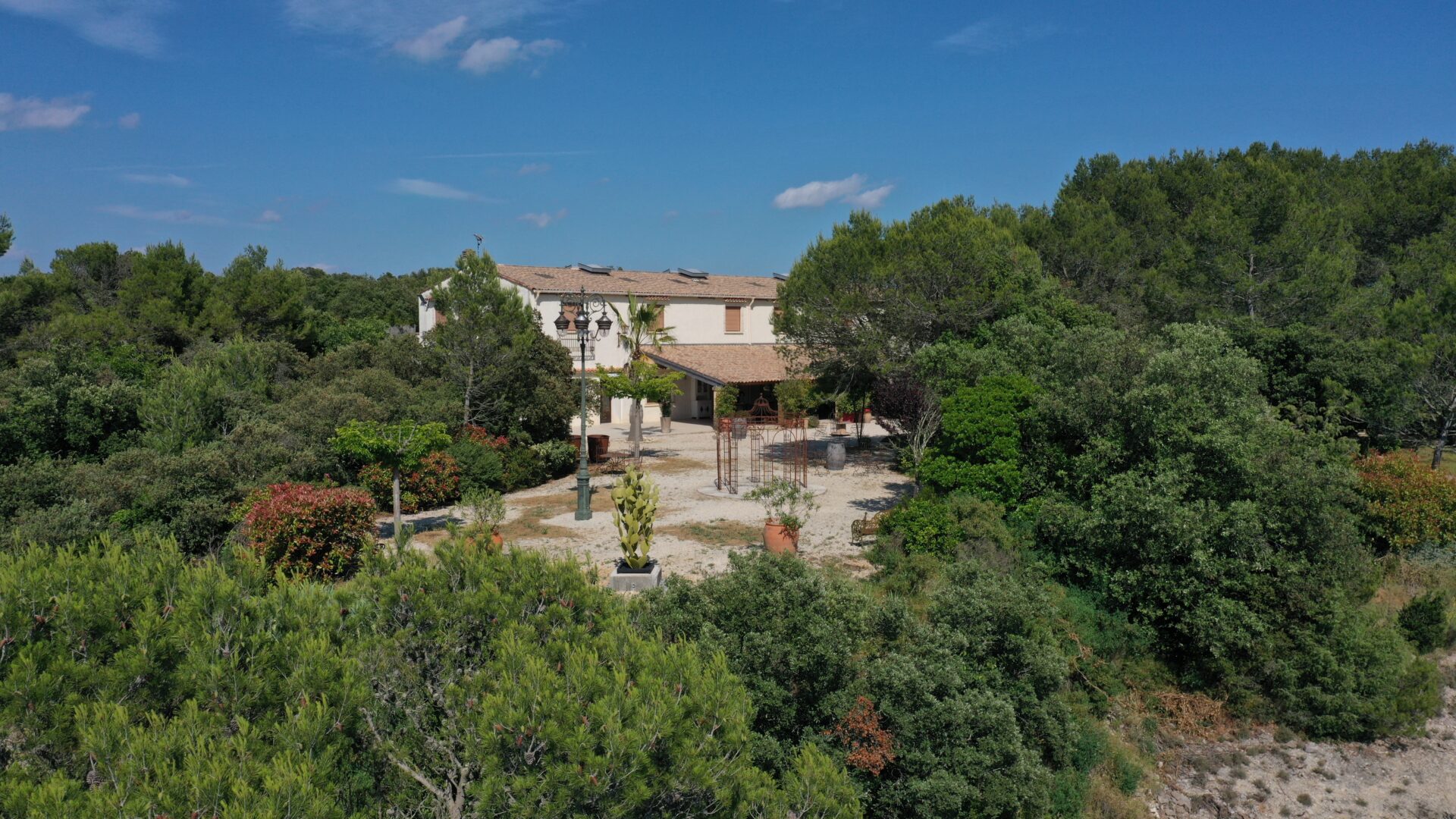 Vue aérienne du Domaine de Fontbespierre dans la garrigue